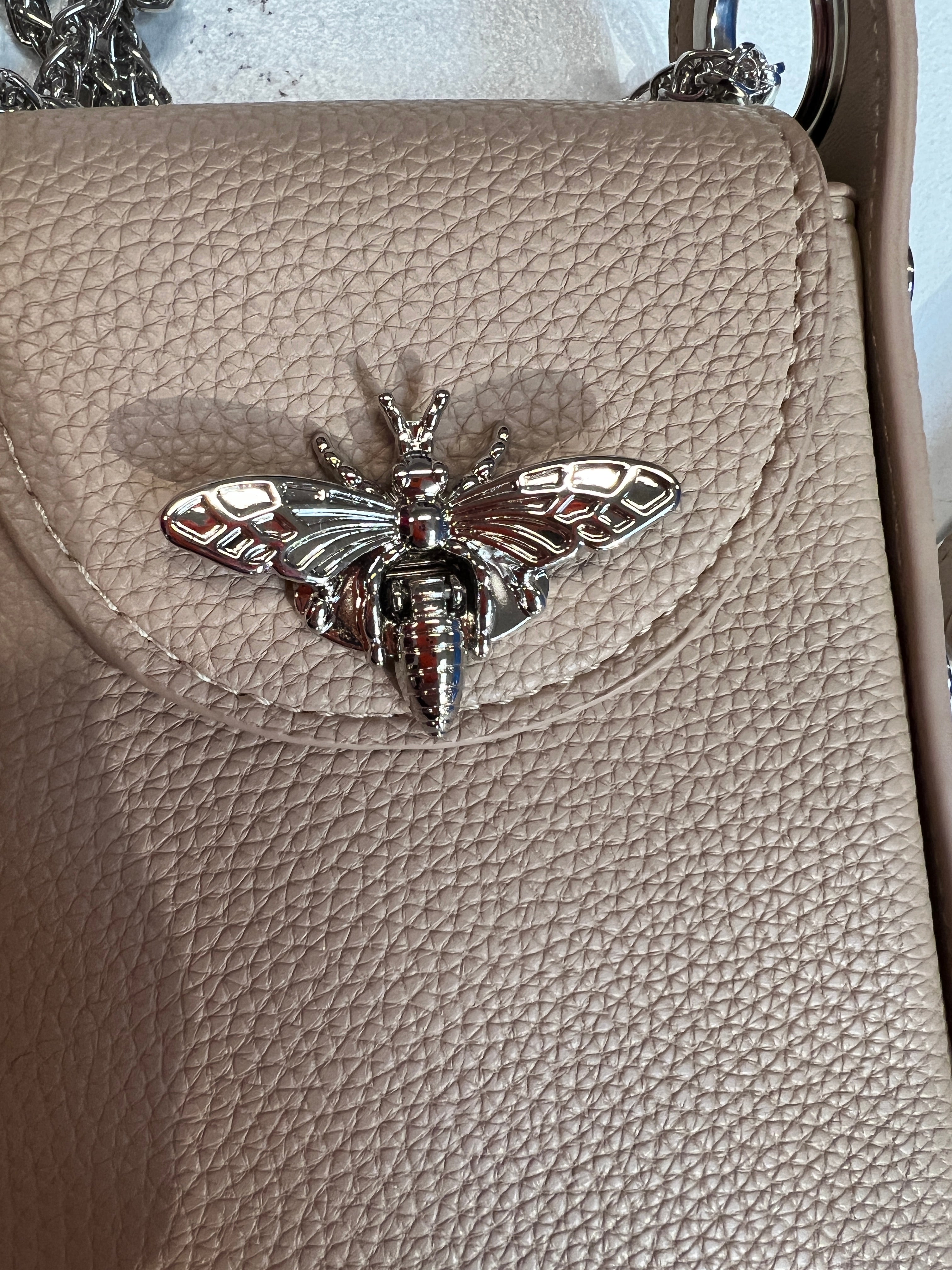 Layla - Cool liten väska med silverkedja och bi-försegling